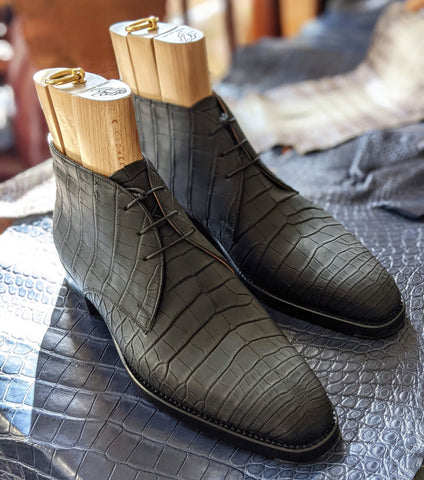 Ascot Chukka Boots - Grey Carbon Nubuck Alligator